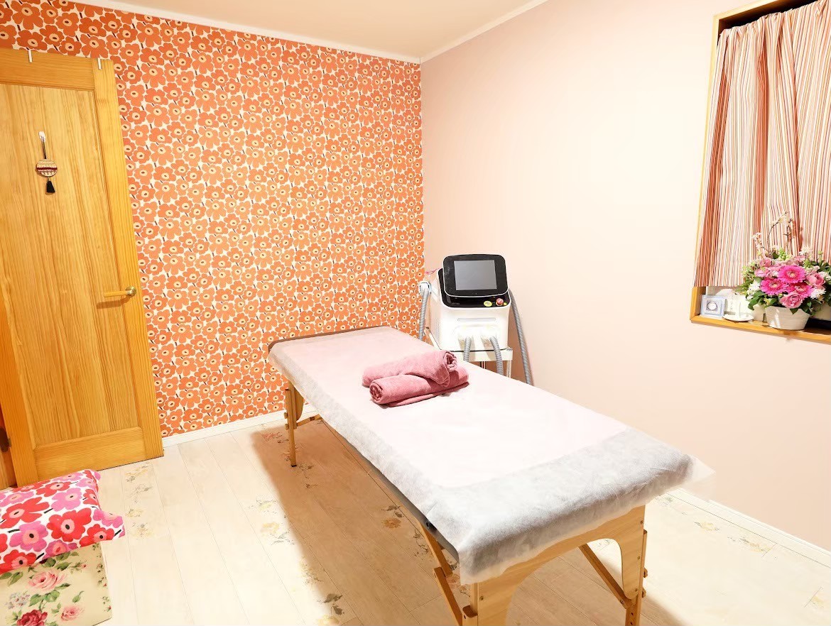 M's Loungeの清潔で温かみのある実際のサロン内装